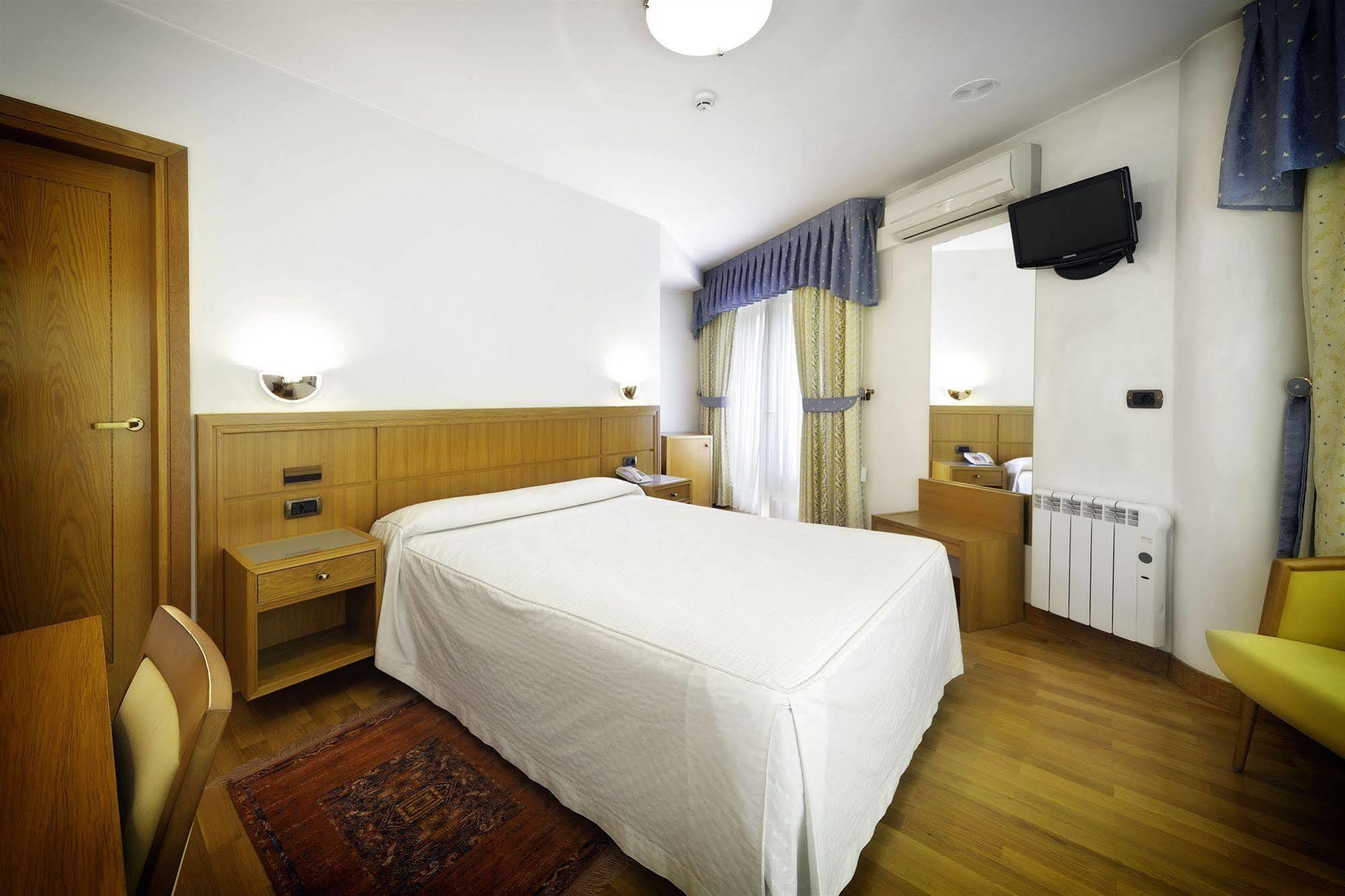 Hotel Florida อาร์เตโซ ภายนอก รูปภาพ